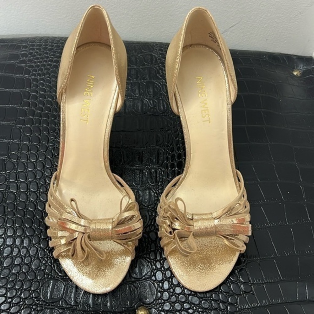 Nine West Gold sandal Size 5 new never worn perfect for the holidays